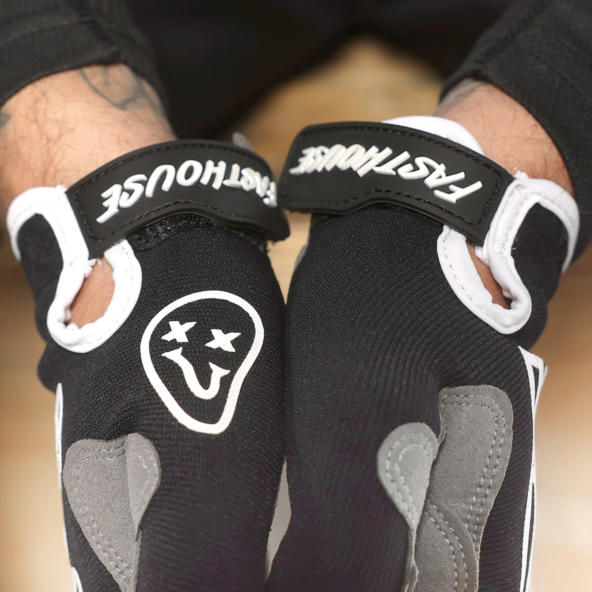 Speed Style The Bird Glove - Black/White