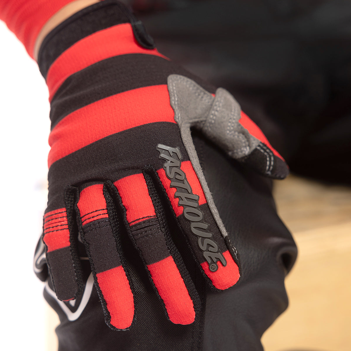 Speed Style Akin Youth Glove - Black/Red